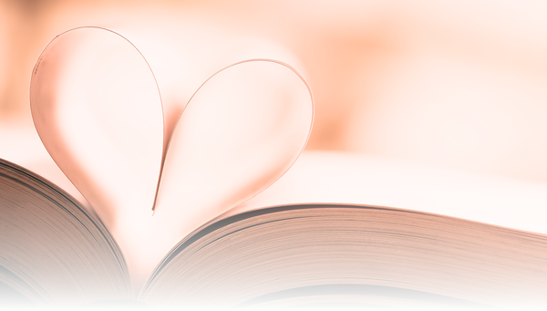 Ein offenes Buch, dessen Seiten ein Herz formt